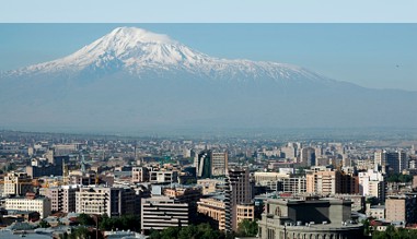 Blick über Eriwan zum Ararat