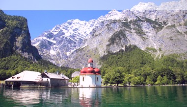 St. Bartholomä am Königssee in Bayern - im Hintergrund der Watzmann