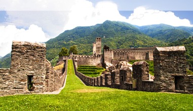 Blick auf das Castello di Montebello und das Castello di Sasso Corbaro in Bellinzona