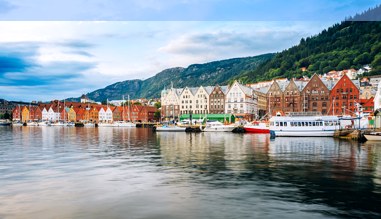 Blick auf das historische Hafenviertel Bryggen