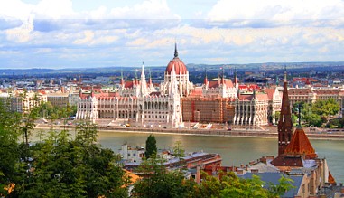 Blick auf das ungarische Parlament in Budapest