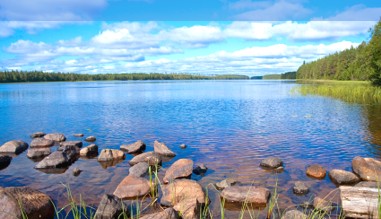 Blick über eine Seenlandschaft in Finnland