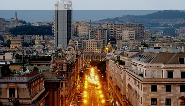 Nächtlicher Blick auf die Via Brigata in Genua