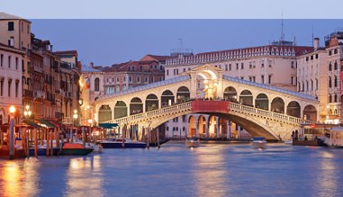 Rialto-Brücke in Venedig / Norditalien