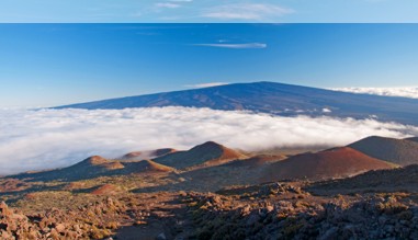 Blick hinüber zum Mauna Loa vom Mauna Kea aus