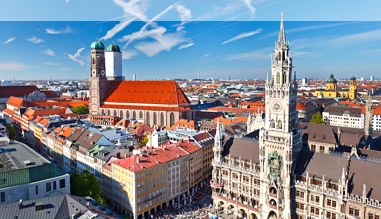 Blick über die Münchner Altstadt Richtung Frauenkirche vom Alten Peter