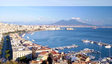 Panoramablick über Neapel mit dem Hafen von Mergellina im Vordergrund