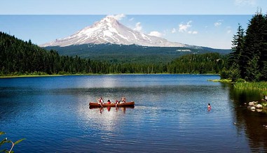 Blick auf den Trillium Lake in the Mt. Hood National Forest in Oregon