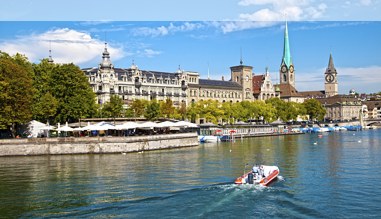 Blick über den Limmat auf die Altstadt von Zürich