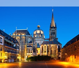 Blick auf den nächtlichen Aachener Dom