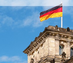 Blick auf das Reichstagsgebäude in Berlin