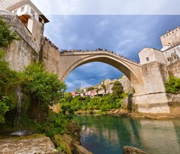 Blick auf die Brücke in Mostar