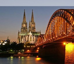 Blick über den Rhein auf den Kölner Dom