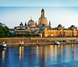 Blick auf die Frauenkirche und das Elbufer in Dresden