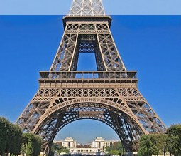Fuß des Eiffelturms in Paris, der Hauptstadt Frankreichs