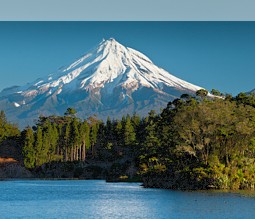 Mount Taranaki vom Lake Mangamahoe aus (Neuseeland)