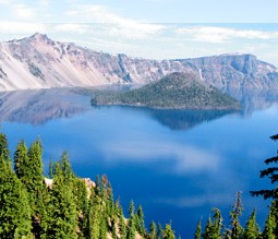 Blick auf Wizard Island im Crater Lake in Oregon