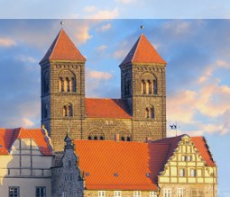 Blick auf die Burg von Quedlinburg im Sonnenuntergang