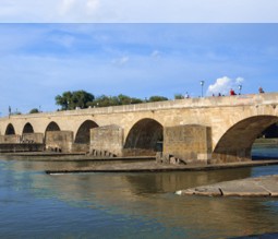 Die Steinerne Brücke in Regensburg über die Donau