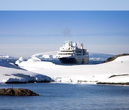 Kreuzfahrtschiff in der Antarktis