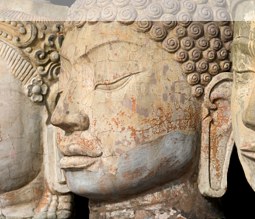 Buddha-Statuen nahe dem Asien Museum in Singapur