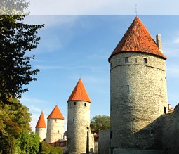 Blick auf die alte Stadtmauer von Tallinn Blick auf die alte Stadtmauer von Tallinn