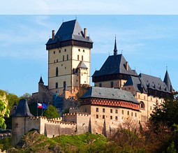 Blick auf die Burg von Karlstejn Blick auf die Burg von Karlstejn