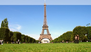 Blick auf den Eiffelturm in Paris Blick auf den Eiffelturm in Paris